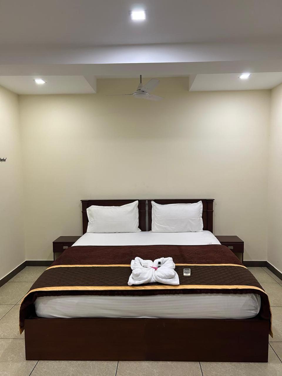 K V Suites Kochi Екстер'єр фото