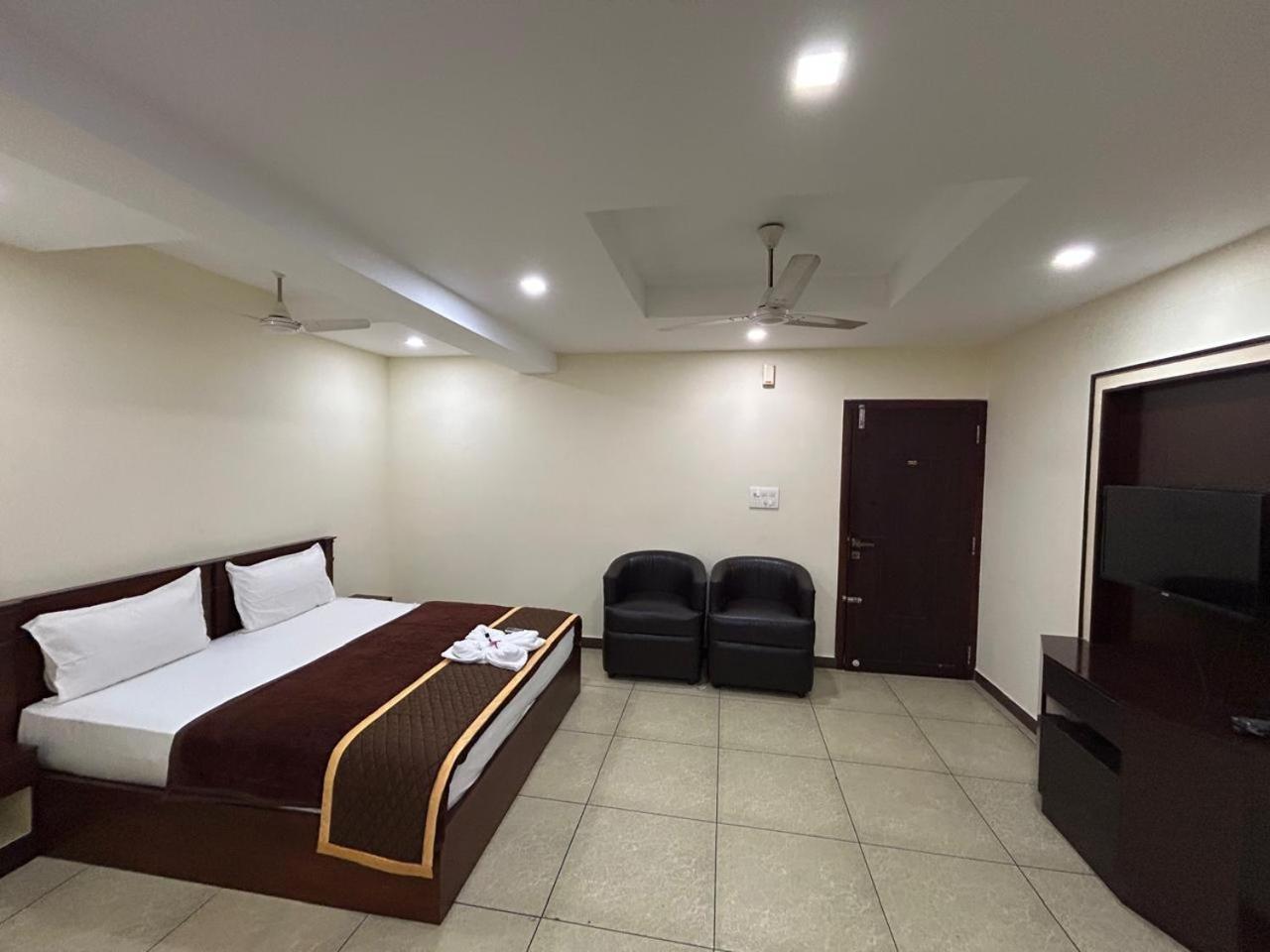 K V Suites Kochi Екстер'єр фото